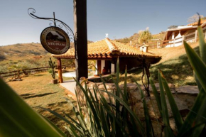 Casa de campo com cachoeira artificial